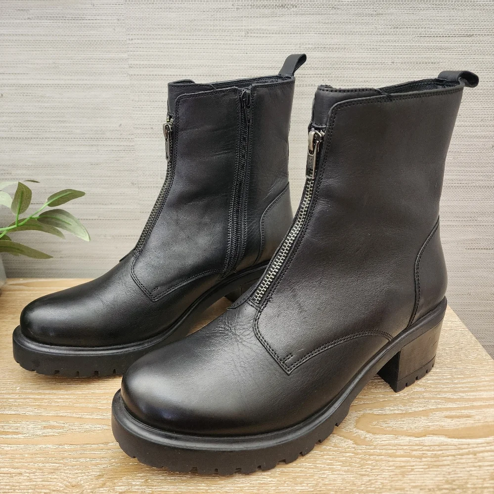 Journee Signature Collection Norrah black leather ankle boots sz 9